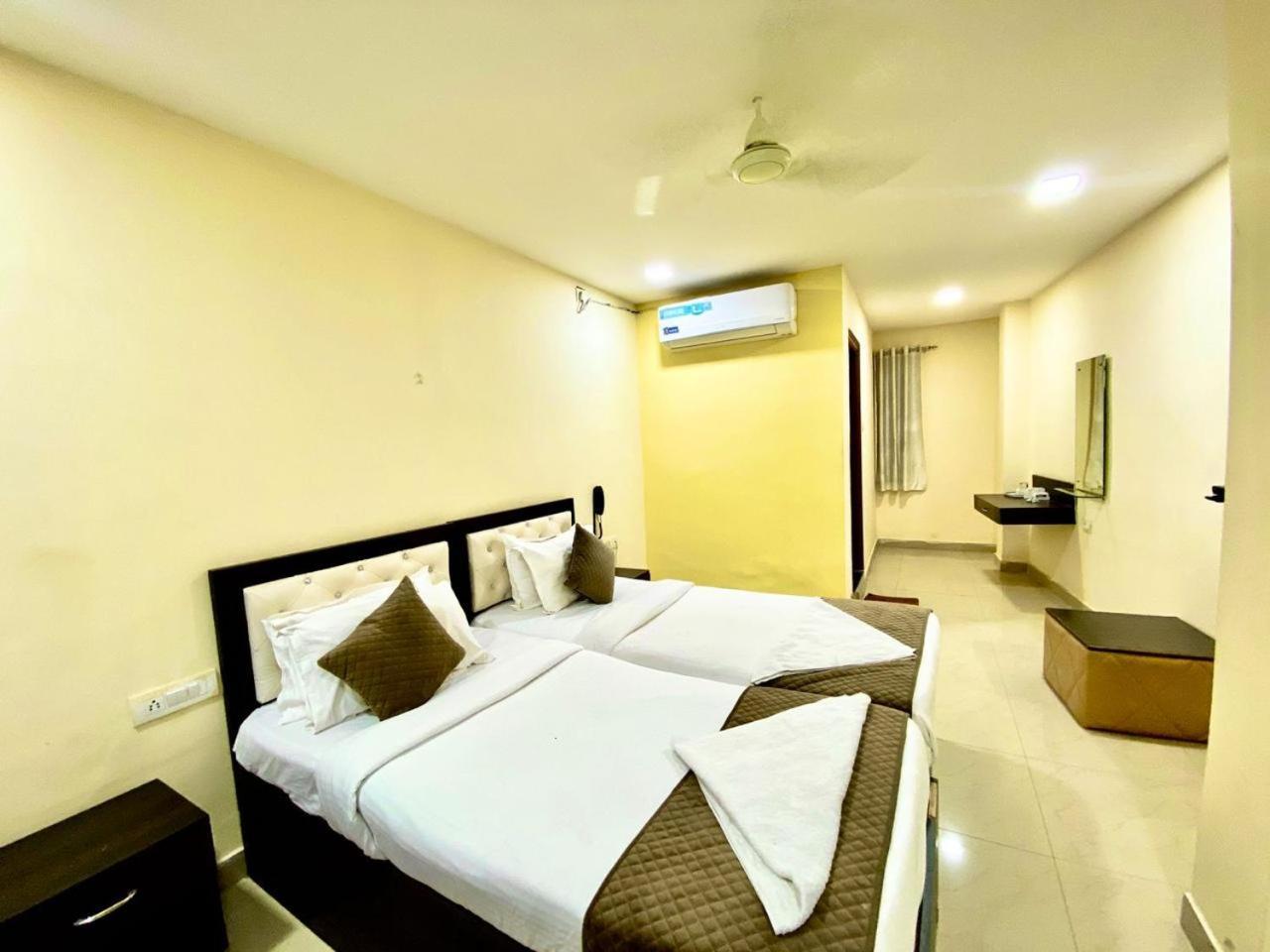 Hotel Sky Park Shamshabad Extérieur photo